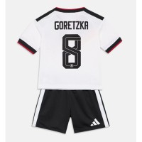 Stroje piłkarskie Niemcy Leon Goretzka #8 Koszulka Podstawowej dla dzieci MŚ 2026 Krótki Rękaw (+ szorty)
